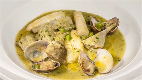 Alcachofas, espárragos y almejas frescas