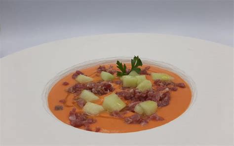 Salmorejo de melón en un cuenco