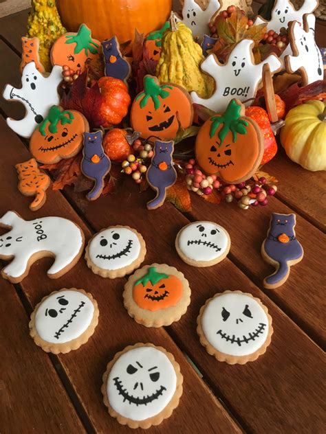 Galletas de Halloween decoradas con glaseado de colores