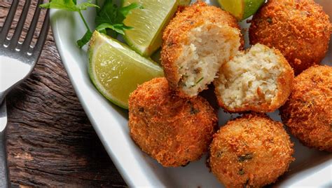 Albóndigas de bacalao fritas y doradas