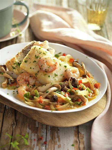 Ingredientes frescos para merluza y gambas