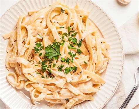 plato de pasta alfredo recién preparada