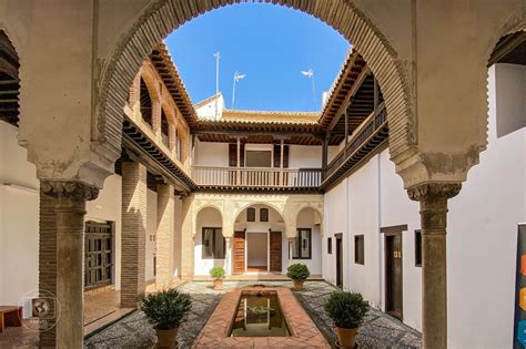 Patio interior de la Casa del Horno de Oro con alberca y arcos nazaríes