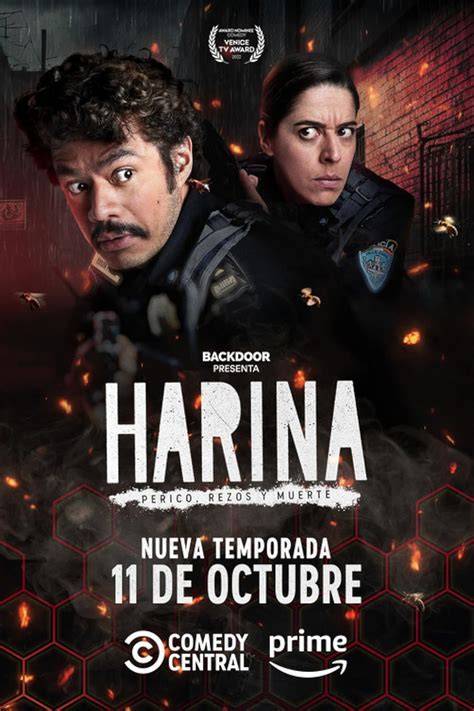 Teniente Harina probando el paquete de harina