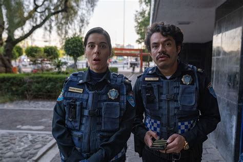 El teniente Harina y la oficial Ramírez en una escena de acción