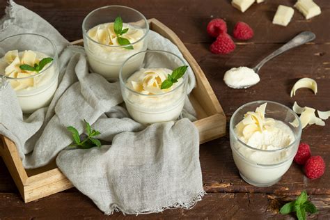 Mousse de chocolate blanco con fresas frescas