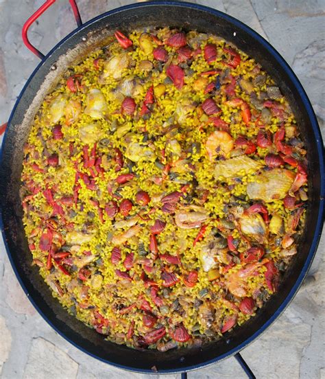 Paella con cangrejos de río en cocción
