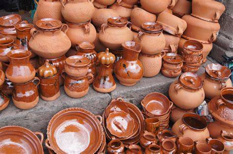 Artesanías de barro tradicional en una cocina