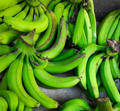 plátanos verdes cocinándose en agua
