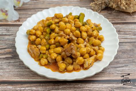 Plato de garbanzos con pollo y salsa de menta