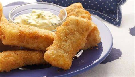 Bastones de pescado rebozándose