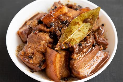 Proceso de cocción del adobo de cerdo filipino