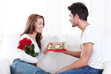 Personas regalando chocolates