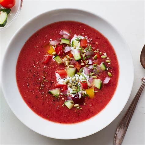Gazpacho frío con hielo y toppings