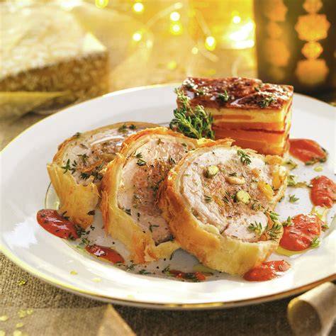 Plato de solomillo de cerdo relleno y cortado en medallones con salsa