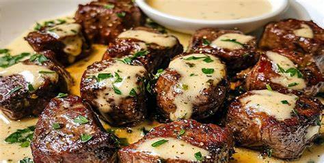 Salsa espesa y brillante servida sobre medallones de carne
