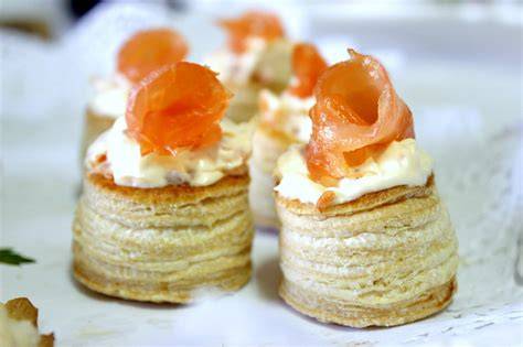 Mousse de salmón en una manga pastelera