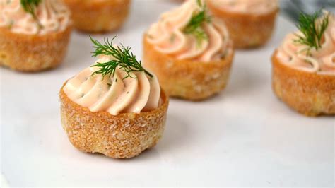 Tartaletas rellenas de mousse de salmón con cebollino