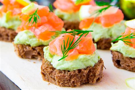 Canapés de salmón ahumado y mousse de aguacate sobre tostadas