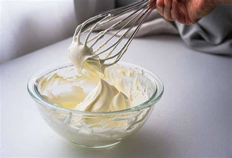Ingredientes básicos para crema batida: crema de leche y azúcar