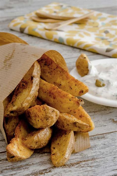 Patatas gajo Deluxe con salsa en un cuenco