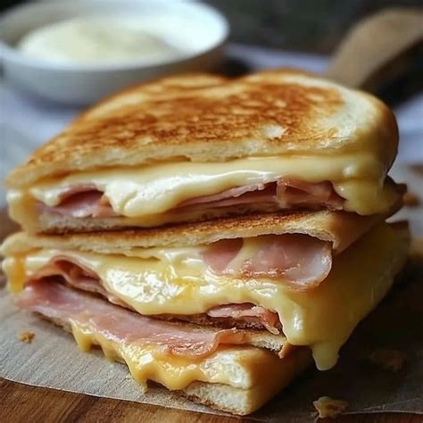 Sándwich rebozado dorado en una sartén