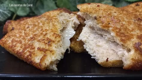 Sándwiches rebozados recién fritos en un plato con papel absorbente