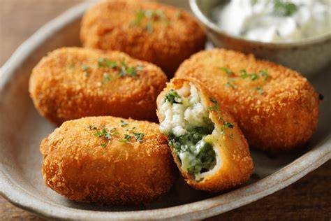 Plato de croquetas de espinacas y queso azul