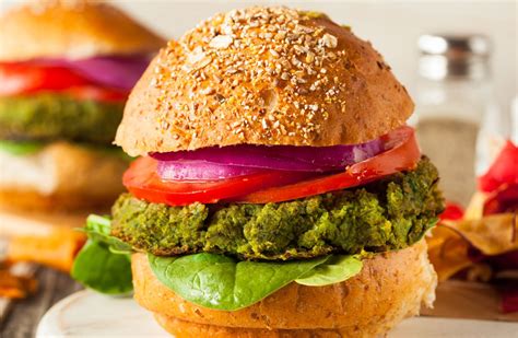 Hamburguesa vegana en pan con aguacate y mayonesa de tomate seco