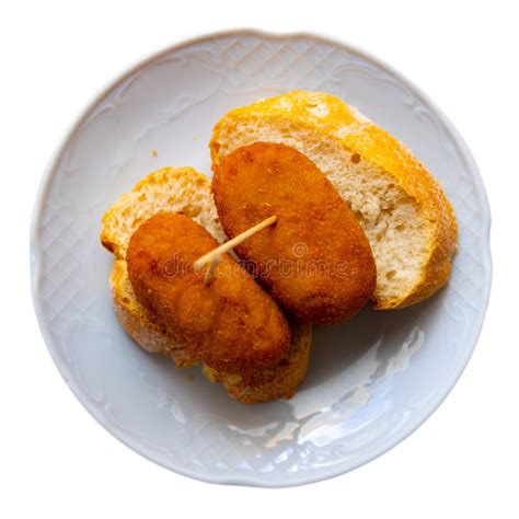 croquetas doradas servidas en una bandeja