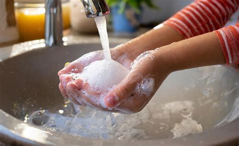 Manos lavándose con agua y jabón