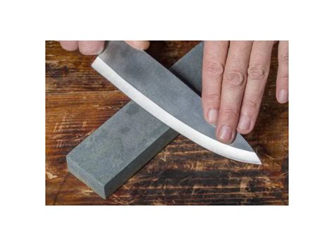 Cuchillo afilado cortando chorizo en una tabla