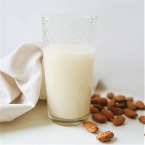 Vaso de bebida de almendras con almendras
