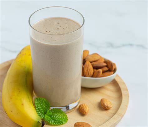Batido de café con bebida de almendras y plátano