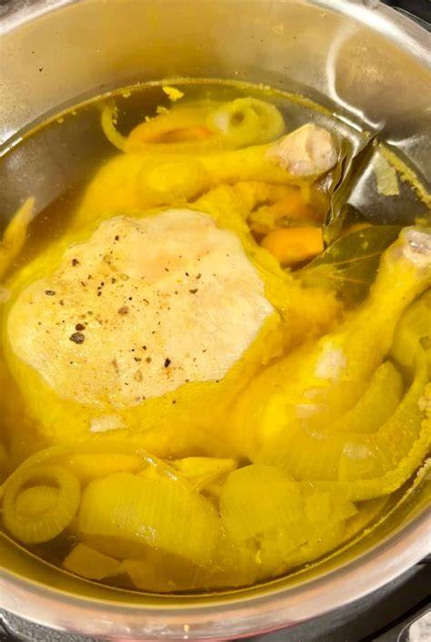 Olla a presión con ingredientes de caldo en su interior