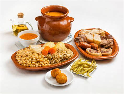 Cocido madrileño servido en tres vuelcos con sopa, garbanzos y carnes