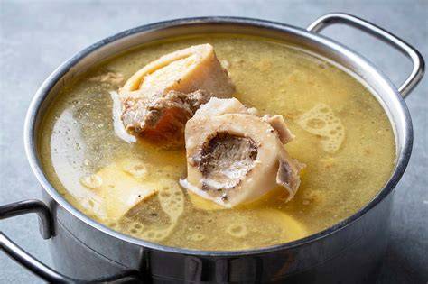Varios tipos de huesos para hacer caldo, como de pollo, ternera y cerdo