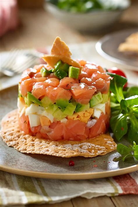 Timbal de salmón ahumado servido