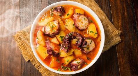 Marmitako de pulpo en un bol