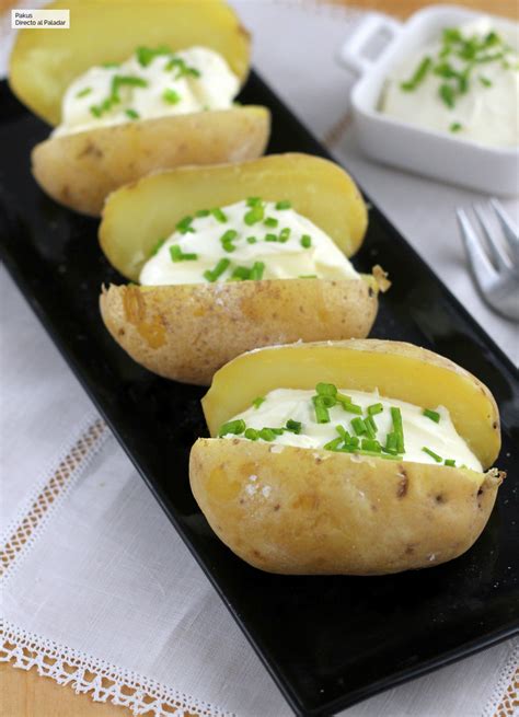 Plato de patatas asadas con un topping de nata agria y cebollino