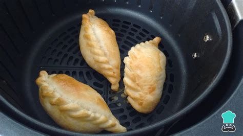 empanadas siendo recalentadas en una freidora de aire