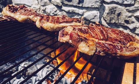 Preparación de brasas en una barbacoa