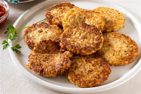 Plato de tortitas de coliflor doradas decoradas con rodajas de manzana