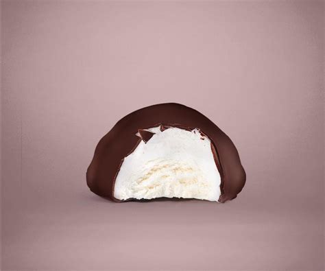ilustración artesanal de una castaña helada con cobertura de chocolate