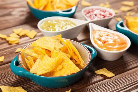 Tabla de nachos variados con diferentes salsas