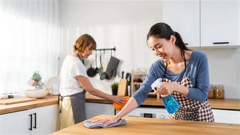 Persona limpiando cubiertos de acrílico