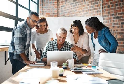 Equipo de trabajo colaborando en una oficina moderna