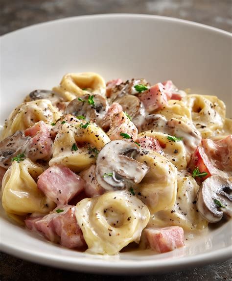 Ingredientes frescos para tortellini