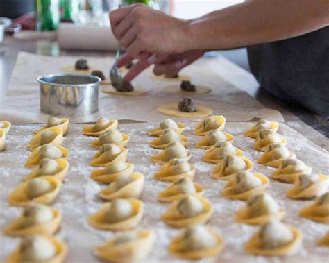 Pasos para dar forma a los tortellini
