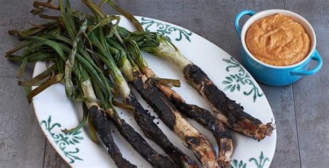 Plato de calçots con salsa romesco